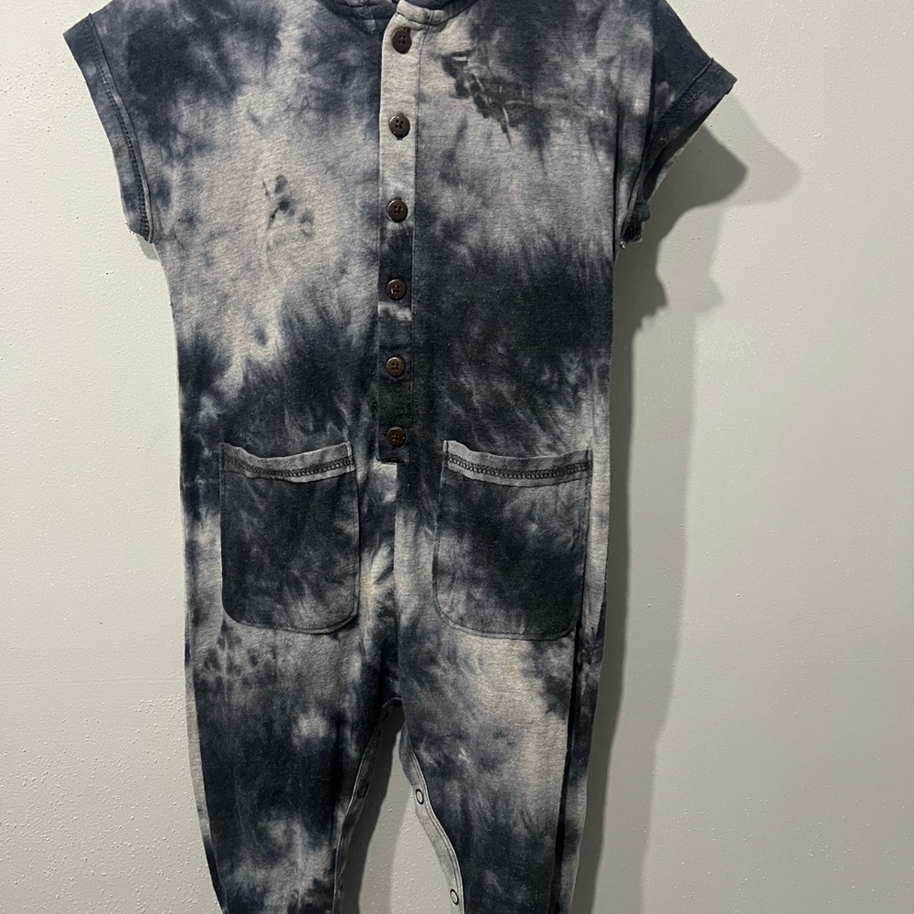 Art Class Grey tie-dye outfit with button-up front and pockets. Size: 18 months